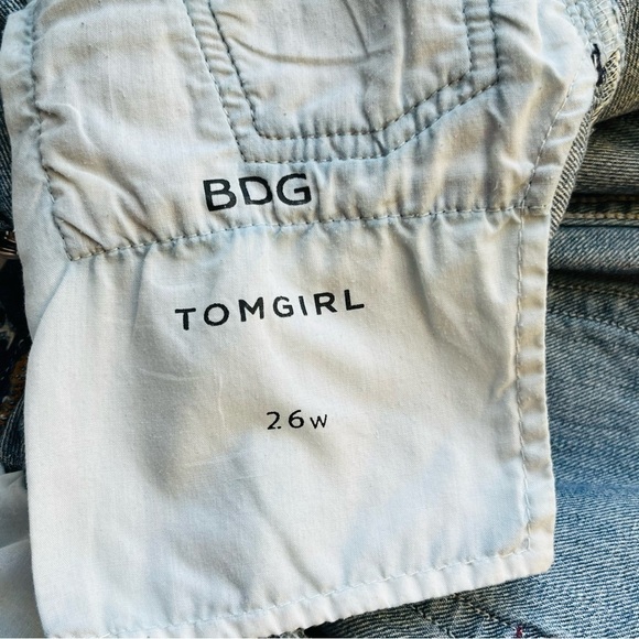 BDG distressed denim mid-rise shorts tomgirl acid wash Size 26W button fly - Picture 8 of 12